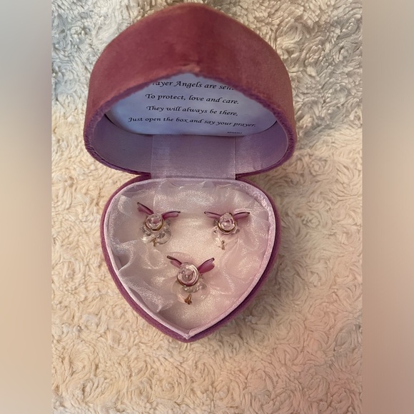 3 Angels Prayer Box 3 Glass Angels in a Heart Shaped Dusty Rose Velour Box. - Picture 6 of 7